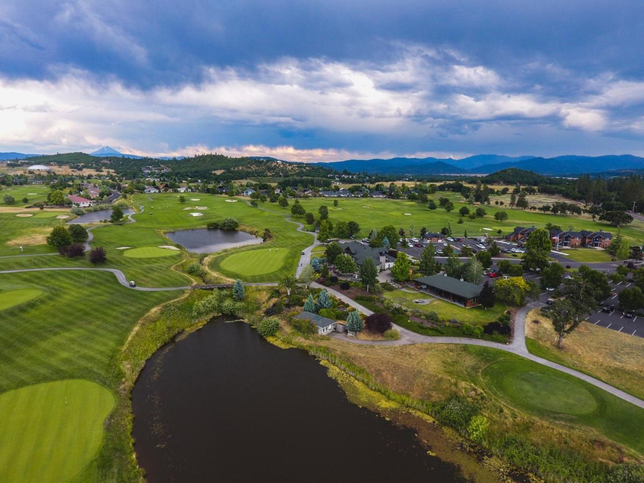 Resort At Eagle Point Golf Club Lodging Экстерьер фото